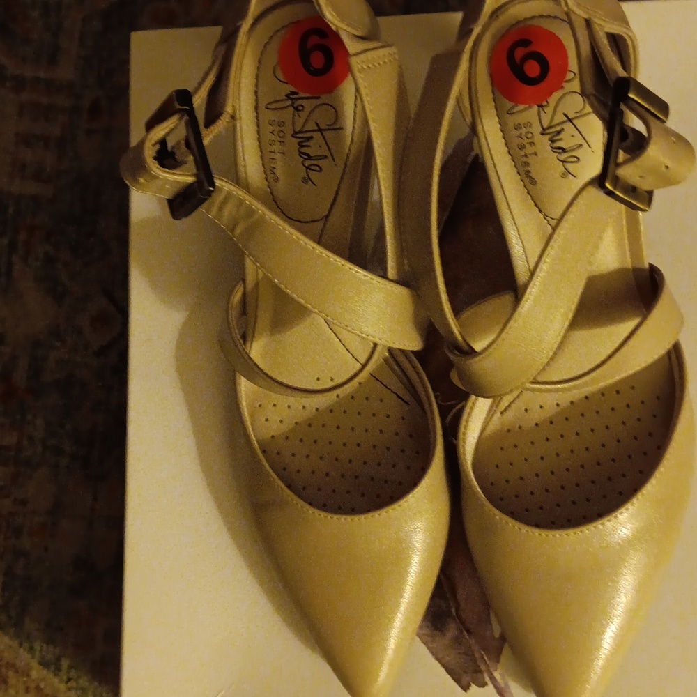 NWOB LIFE STRIDE HEELS